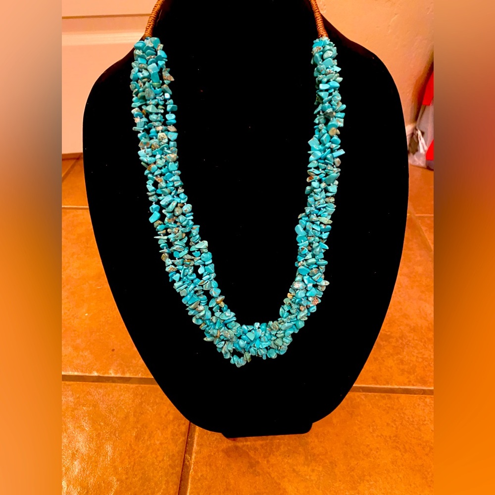 Beautiful turquoise 6 strand turquoise necklace. Absolutely stunning!